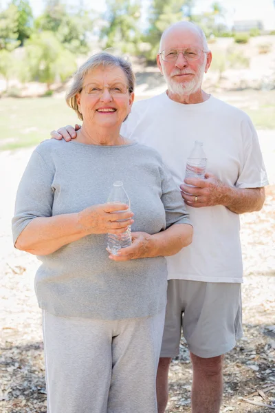 Szczęśliwy zdrowy Senior para z butelek po wodzie — Zdjęcie stockowe