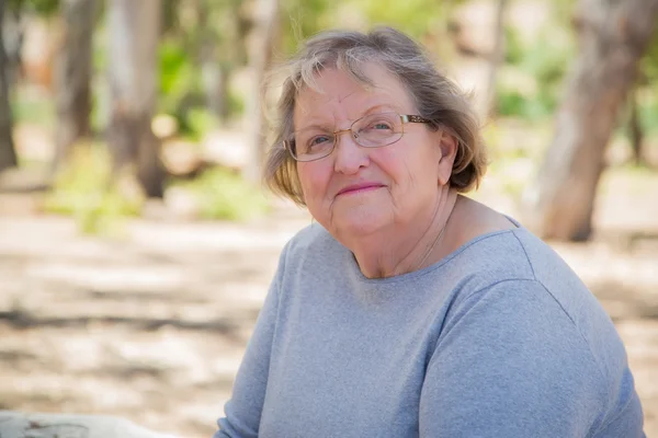 Happy innehåll Senior kvinna porträtt — Stockfoto