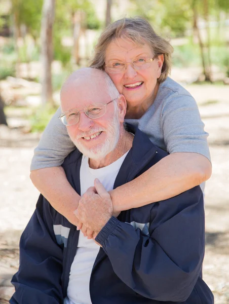 Gelukkige Senior paar portret buitenshuis — Stockfoto