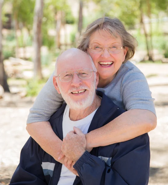 Szczęśliwa para Senior portret na zewnątrz — Zdjęcie stockowe