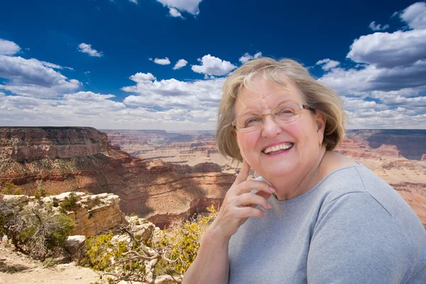 Mulher Sênior feliz posando na borda do Grand Canyon — Fotografia de Stock