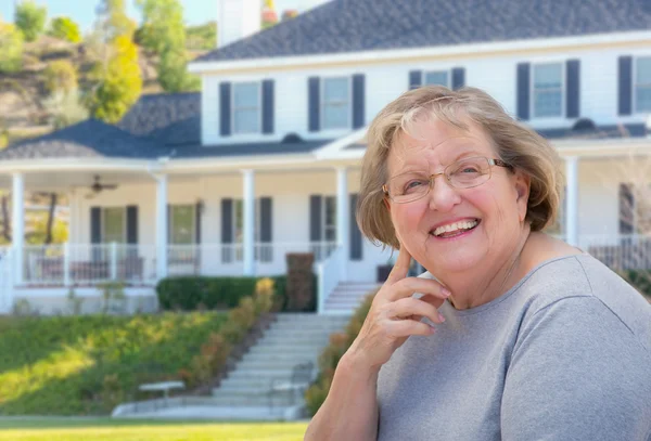 Mujer adulta mayor en frente de la casa — Foto de Stock