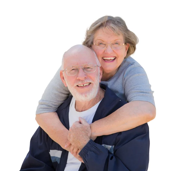 Glückliches Senioren-Paar umarmt und lacht auf Weiß — Stockfoto