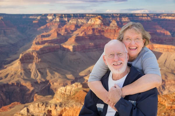 그랜드 캐년의 가장자리에 포즈 행복 한 노인 부부 — 스톡 사진