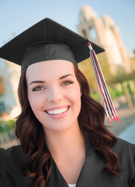 Glad examen blandras kvinna i mössa och klänning — Stockfoto