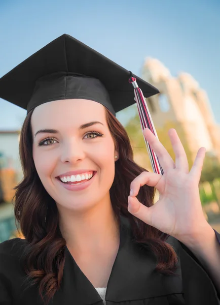 Heureux diplômé mixte Race Femme en casquette et robe — Photo