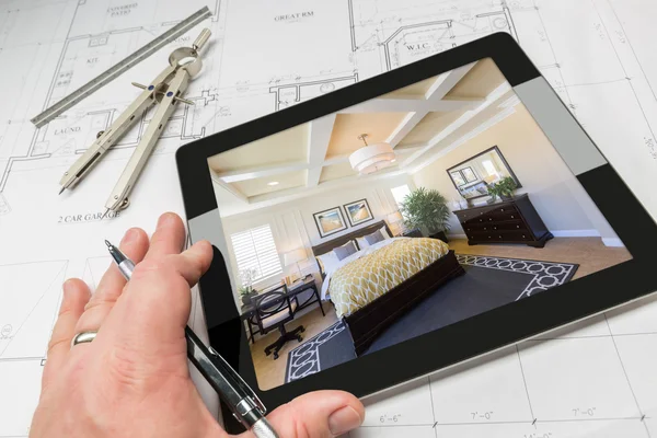 El bilgisayar Tablet gösteren ev illüstrasyon planları üzerinde üzerinde mimar — Stok fotoğraf