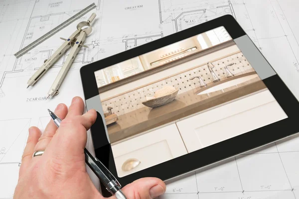 Hand van Architect op Computer Tablet weergegeven: Home illustratie Over plannen — Stockfoto