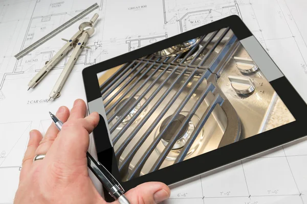 Mano del arquitecto en la tableta de la computadora que muestra la ilustración casera sobre los planes — Foto de Stock