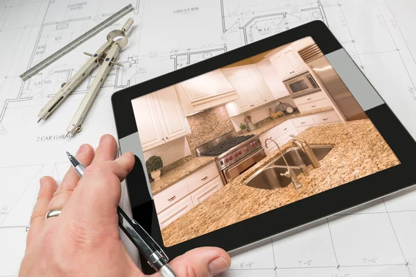 Hand van Architect op Computer Tablet weergegeven: Home illustratie Over plannen — Stockfoto