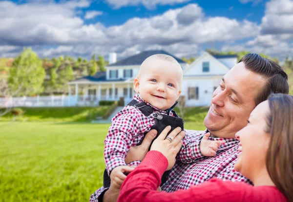 Baby Having Fun With Mother and Father Out Front — Stock Photo, Image