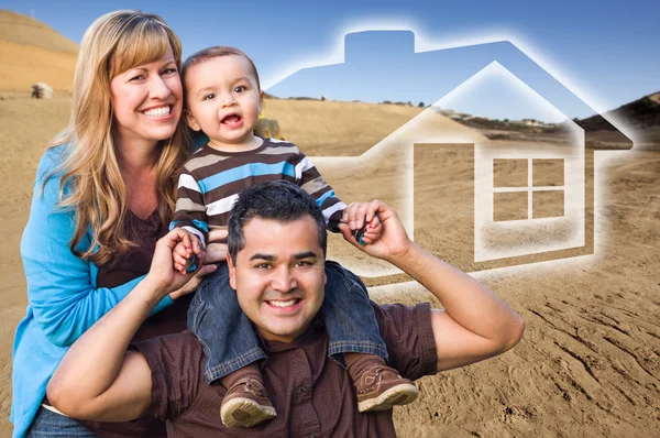 Familia de raza mixta en el sitio de construcción con Ghoosted House Behin —  Fotos de Stock