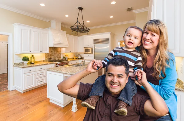 Jovem família de raça mista se divertindo na cozinha personalizada — Fotografia de Stock