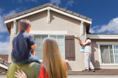 Genç aile ev ressam tarafından boyalı izlerken