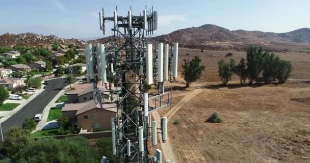 Antena Primer Plano Torre Datos Móvil Móvil Celular Con Vecindario — Vídeo de stock