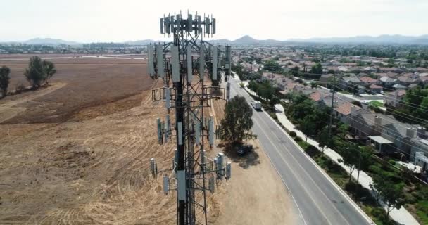 Close Aéreo Torre Dados Móvel Sem Fio Celular Com Bairro — Vídeo de Stock