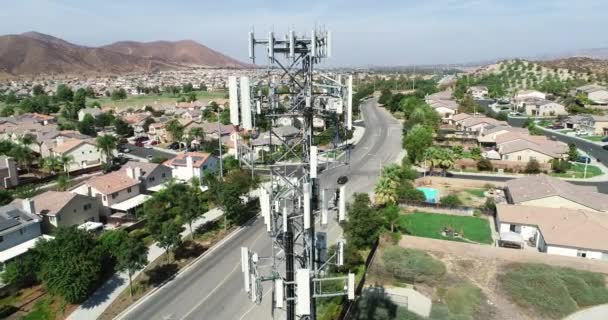 Close Aéreo Torre Dados Móvel Sem Fio Celular Com Bairro — Vídeo de Stock