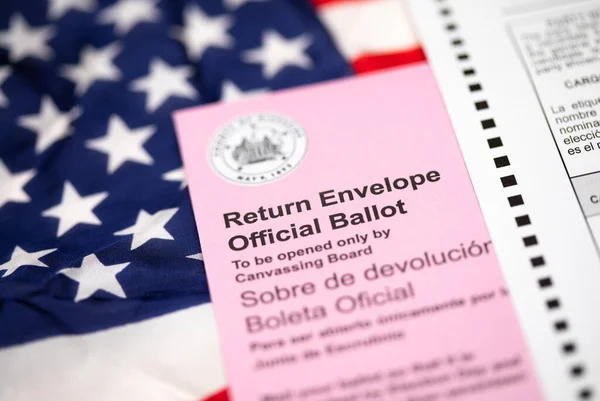 Briefwahl Wahlumschlag Auf Amerikanischer Flagge — Stockfoto