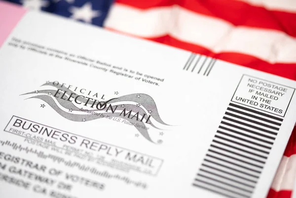 Vota Mail Busta Elettorale Posa Sulla Bandiera Americana — Foto Stock