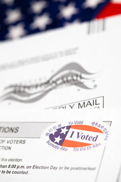 Vote Mail Ballot Envelope Voting Instructions Laying American Flag — 스톡 사진