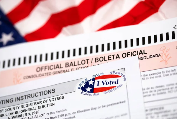 Offizielle Abstimmungen Und Abstimmungsanweisungen Mit Voting Aufkleber Auf Amerikanischer Flagge — Stockfoto