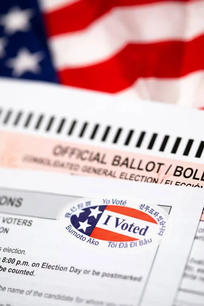 Offizielle Abstimmungen Und Abstimmungsanweisungen Mit Voting Aufkleber Auf Amerikanischer Flagge — Stockfoto