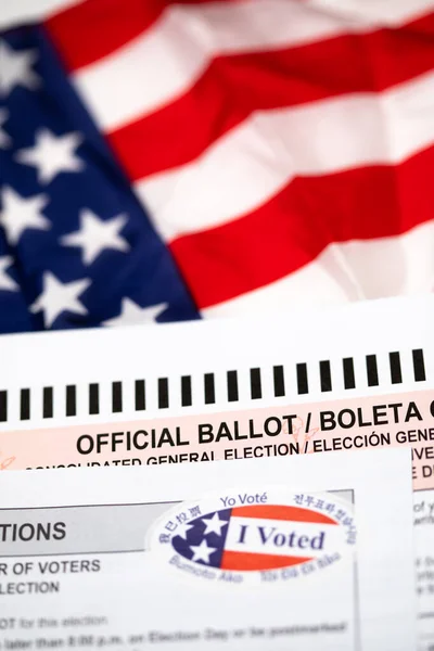 Officiella Röstnings Och Röstningsinstruktioner Med Röstklistermärke Som Ligger Amerikansk Flagga — Stockfoto