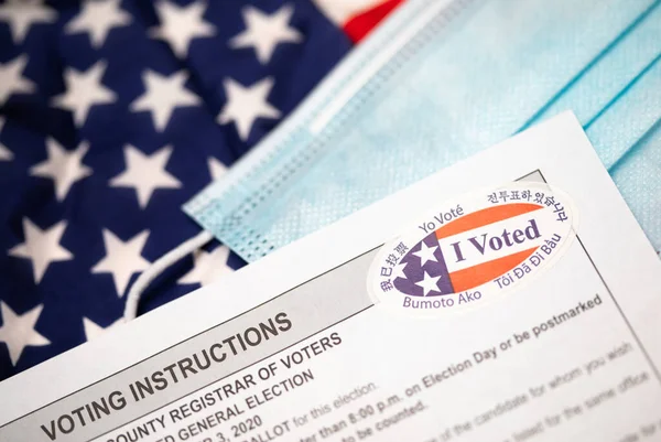 Voting Instructions Voted Sticker Medical Face Mask Laying American Flag — Stock Photo, Image