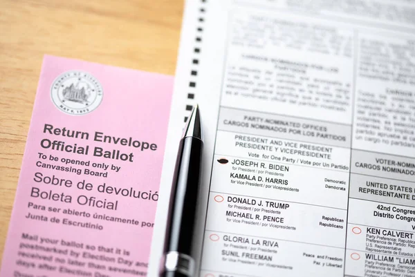 Riverside Kalifornia Usa 2020 Kładzenie Długopisu Bidenie Głosowanie Oficjalne Kopertą — Zdjęcie stockowe