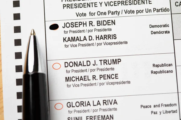Riverside Kalifornia Usa 2020 Kładzenie Długopisu Bidenie Oficjalne Głosowanie Stole — Zdjęcie stockowe