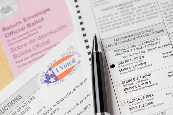 米国カリフォルニア州リバーサイド 2020年10月10日 バイデン投票でのペンの敷設 公式投票 指示と私は2020年大統領選挙でテーブルの上に投票ステッカー — ストック写真