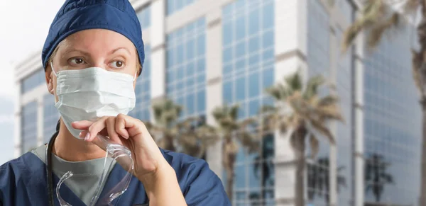 Médica Enfermeira Usando Esfregaços Máscara Protetora Óculos Proteção — Fotografia de Stock