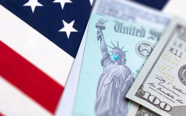 United States Irs Stimuls Check Statue Liberty Wearing Medical Face — Stock Photo, Image