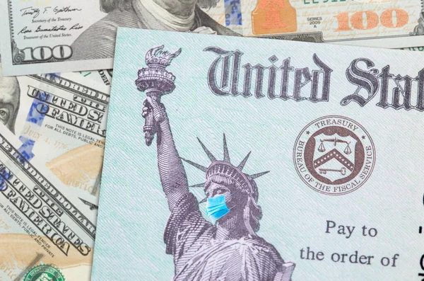 Налоговые Стимулы Сша Проверяют Статую Свободы Носящую Медицинскую Маску Деньги — стоковое фото