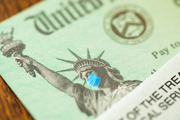 United States Irs Stimulus Check Statue Liberty Wearing Medical Face — Stock Photo, Image