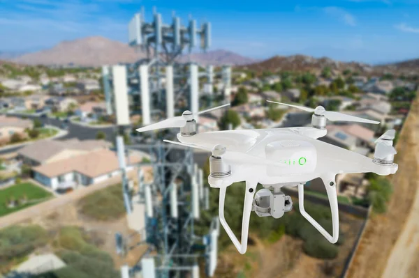 Drohne Unbemannter Flugzeuge Fliegt Der Nähe Und Inspiziert Zellenturm — Stockfoto