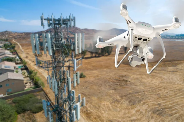 Aeronaves Não Tripuladas Drone Voando Perto Inspecionando Torre Celular — Fotografia de Stock