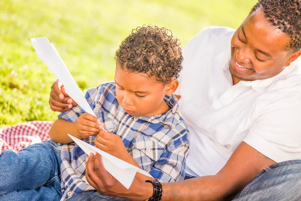 Feliz Padre Afroamericano Hijo Raza Mixta Jugando Con Aviones Papel —  Fotos de Stock