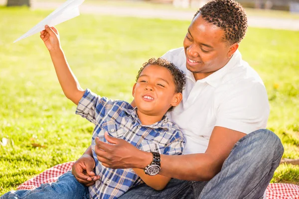 Feliz Padre Afroamericano Hijo Raza Mixta Jugando Con Aviones Papel — Foto de Stock