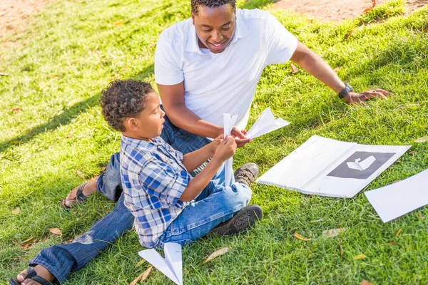 Felice Padre Afroamericano Figlio Razza Mista Che Gioca Con Aerei — Foto Stock