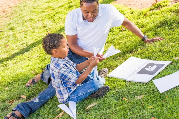 Glad Afrikansk Amerikansk Far Och Blandad Ras Son Leker Med — Stockfoto