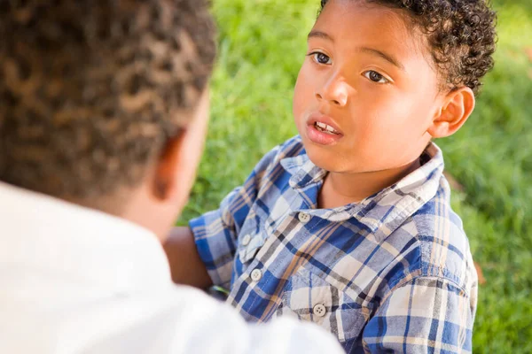 Glad Afrikansk Amerikansk Far Och Blandad Ras Son Spelar Parken — Stockfoto