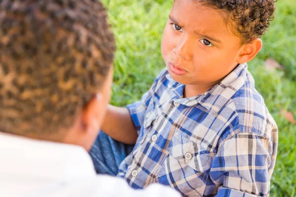 Happy Afro Amerikaanse Vader Gemengde Ras Zoon Spelen Het Park — Stockfoto