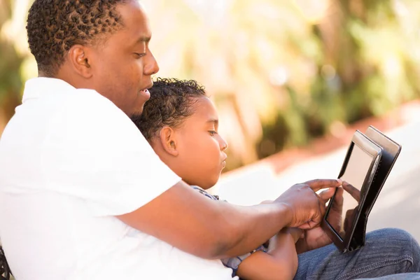 Afro Americano Pai Misto Raça Filho Usando Computador Tablet Banco — Fotografia de Stock