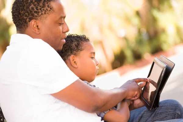 African American Fader Och Mixed Race Son Använda Datorplatta Bänk — Stockfoto