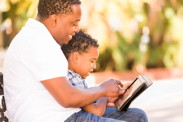 Afro Americano Pai Misto Raça Filho Usando Computador Tablet Banco — Fotografia de Stock