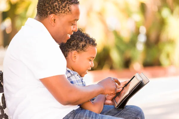 African American Fader Och Mixed Race Son Använda Datorplatta Bänk — Stockfoto