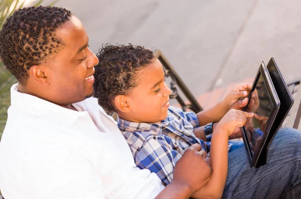 Père Afro Américain Fils Métis Utilisant Tablette Ordinateur Sur Banc — Photo