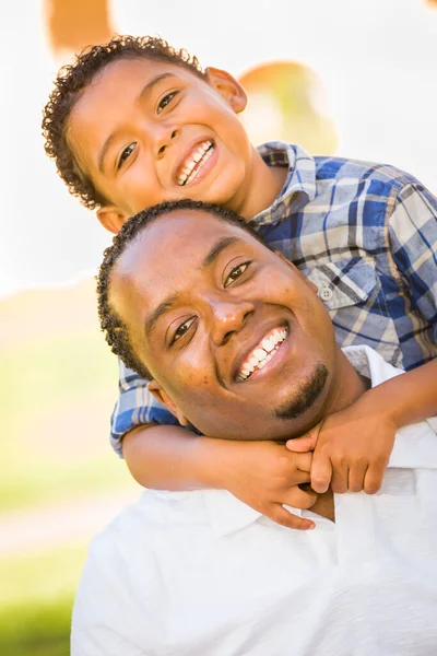 Happy Afro Amerikaanse Vader Gemengde Ras Zoon Spelen Het Park — Stockfoto