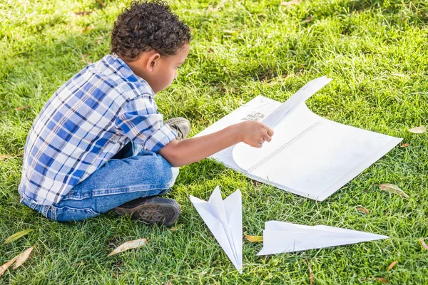African American Mexican Boy Learning Jak Złożyć Samoloty Papieru Zewnątrz — Zdjęcie stockowe